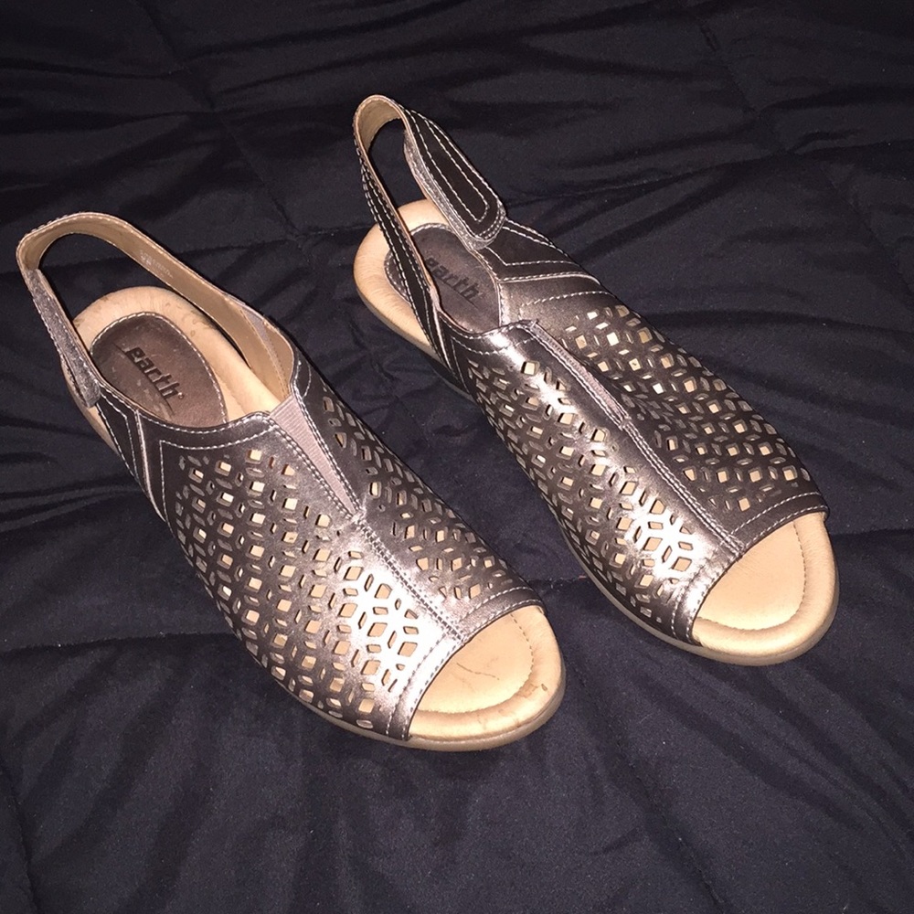 NWOT Womens bronze wedge peep-toe  heel sandals